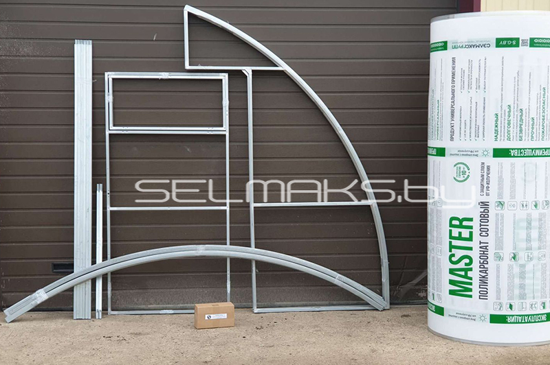 Упакованная теплица, готовая к перевозке